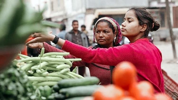 A mãe de Monika diz que a pobreza fez com que a família ficasse sem opções a não ser casar sua filha - Peter Leng/Neha Sharma/BBC