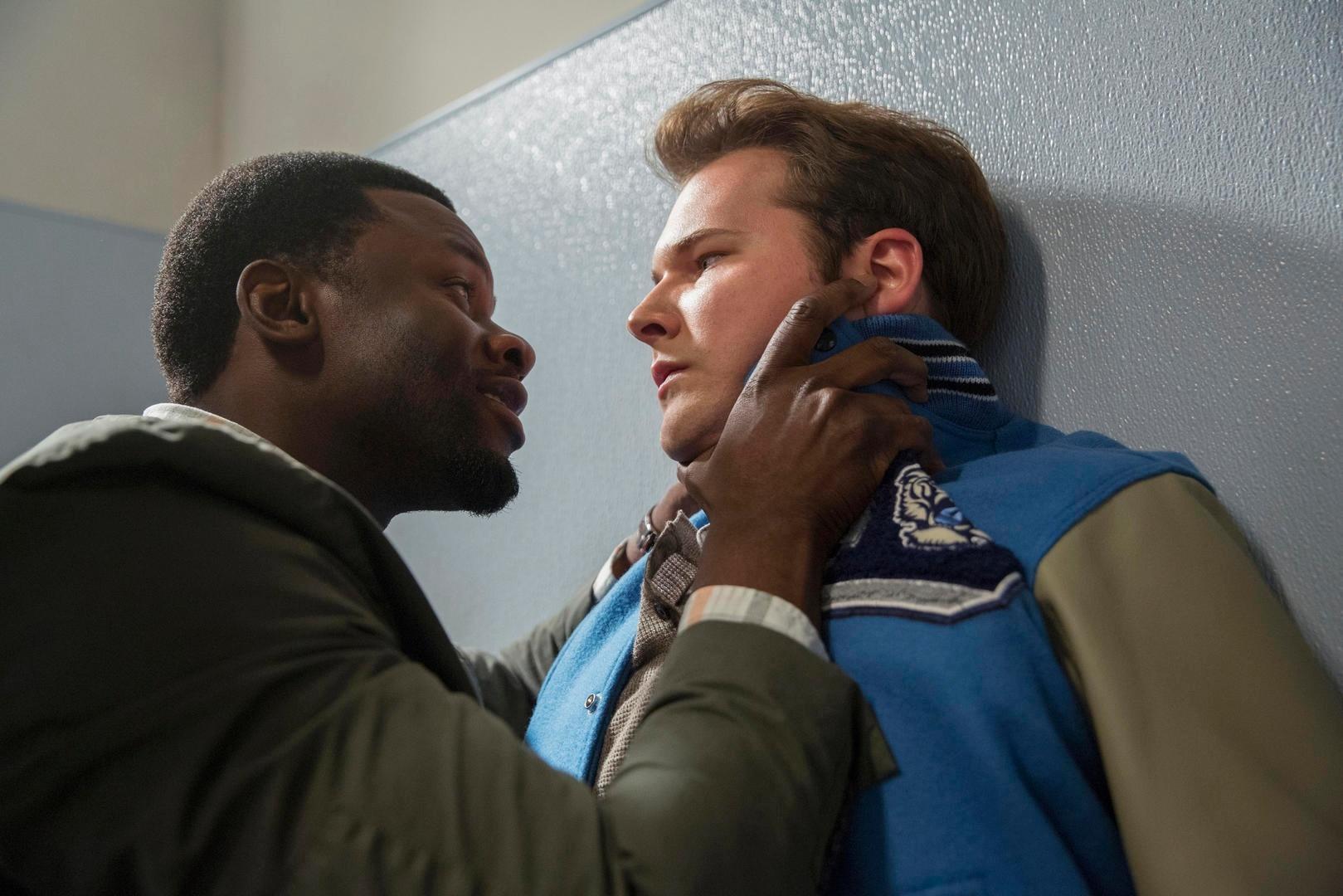 Bryce (Justin Prentice) é confrontado pelo Sr. Porter (Derek Luke) em cena da segunda temporada de "13 Reasons Why" - Divulgação/Netflix