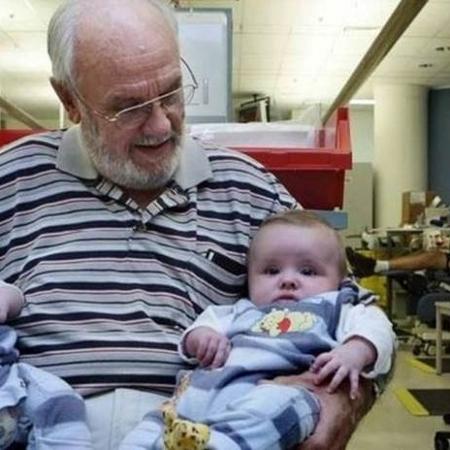 Harrison salvou a vida de muitos bebês com suas doações - Divulgação/Cruz Vermelha Australiana
