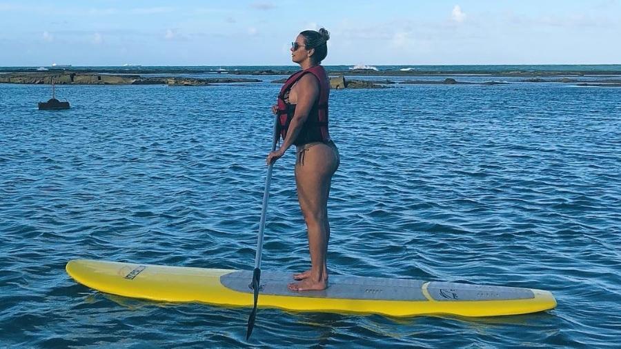 Carla Perez pratica stand up paddle em Praia de Muro Alto, em Porto de Galinhas, Pernambuco - Reprodução/Instagram/@carlaperezcpx