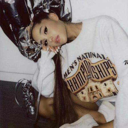 Unhas brancas - Ariana Grande - Reprodução/Instagram