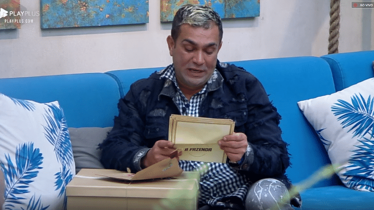 Evandro chora ao ler carta de sua mãe - Reprodução/Play Plus - Reprodução/Play Plus
