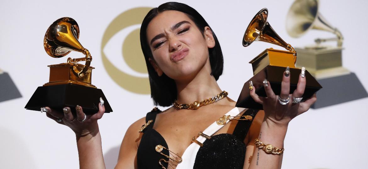 Dua Lipa posa para foto com seus dois prêmios no Grammy 2019 - Reuters