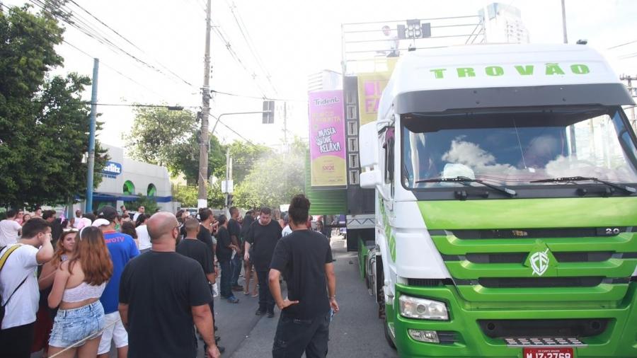 Fumaça interrompe o caminhão trio elétrico do Bloco da Favorita, na av Luiz Carlos Berrini - Diego Padgurschi/UOL