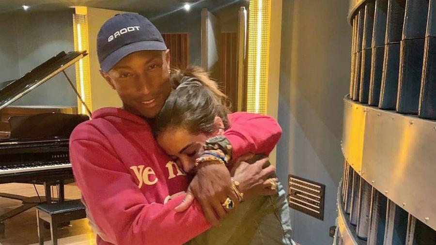 Anitta posa abraçadinha com Pharrell Williams - Reprodução/Instagram