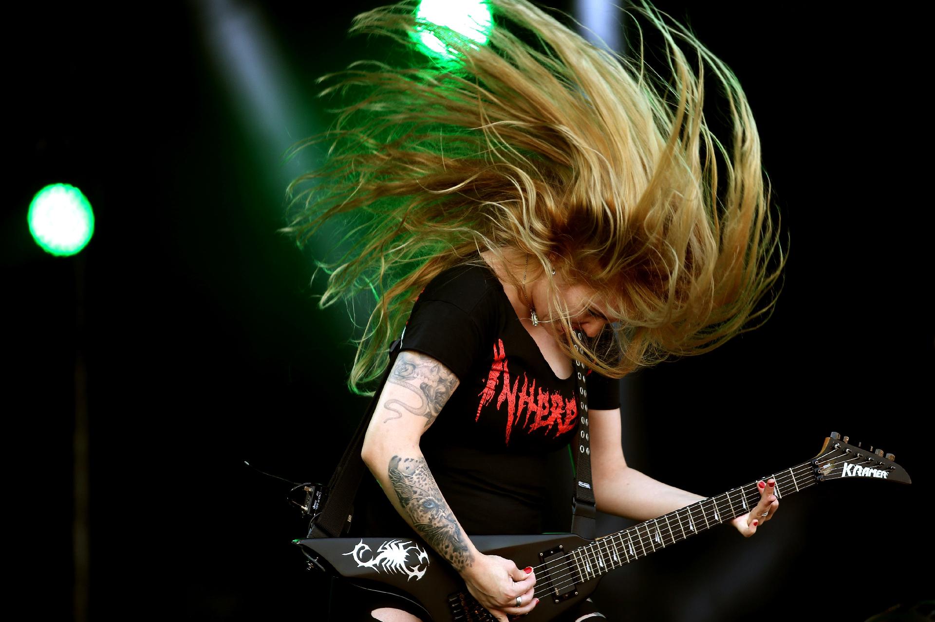 Prika Amaral, guitarrista da banda Nervosa, e seu cabelão no palco Sunset do Rock In Rio 2019 - WILTON JUNIOR/ESTADÃO CONTEÚDO