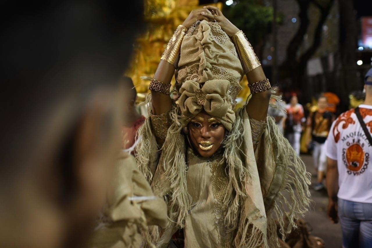 Muitas das alas da Viradouro, inclusive, eram formadas apenas por componentes mulheres - Lucas Landau/UOL