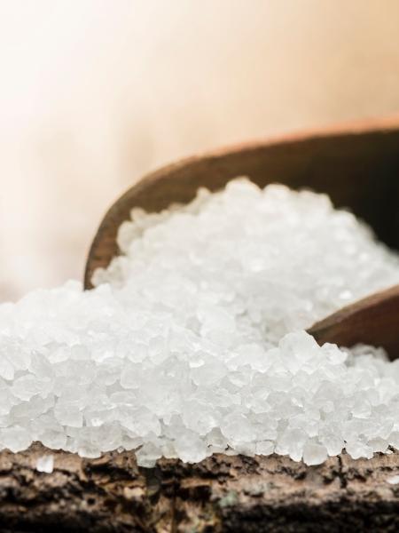 Para tirar energia "carregada", faça um preparo com sal grosso: tenha cuidado, porque envolve líquido inflamável Para tirar energia "carregada", faça um preparo com sal grosso: tenha cuidado, porque envolve líquido inflamável