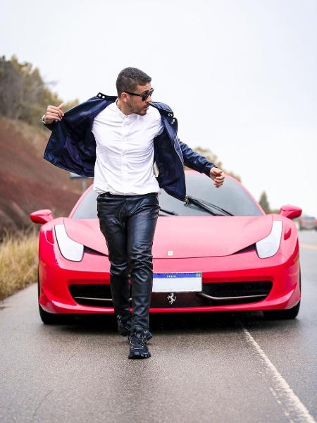 Carlinhos Maia postou ensaio fotográfico com sua nova Ferrari 458 Italia: "dos meus sonhos de menino para realidade que sempre acreditei" - Reprodução/Instagram @carlinhosmaiaof