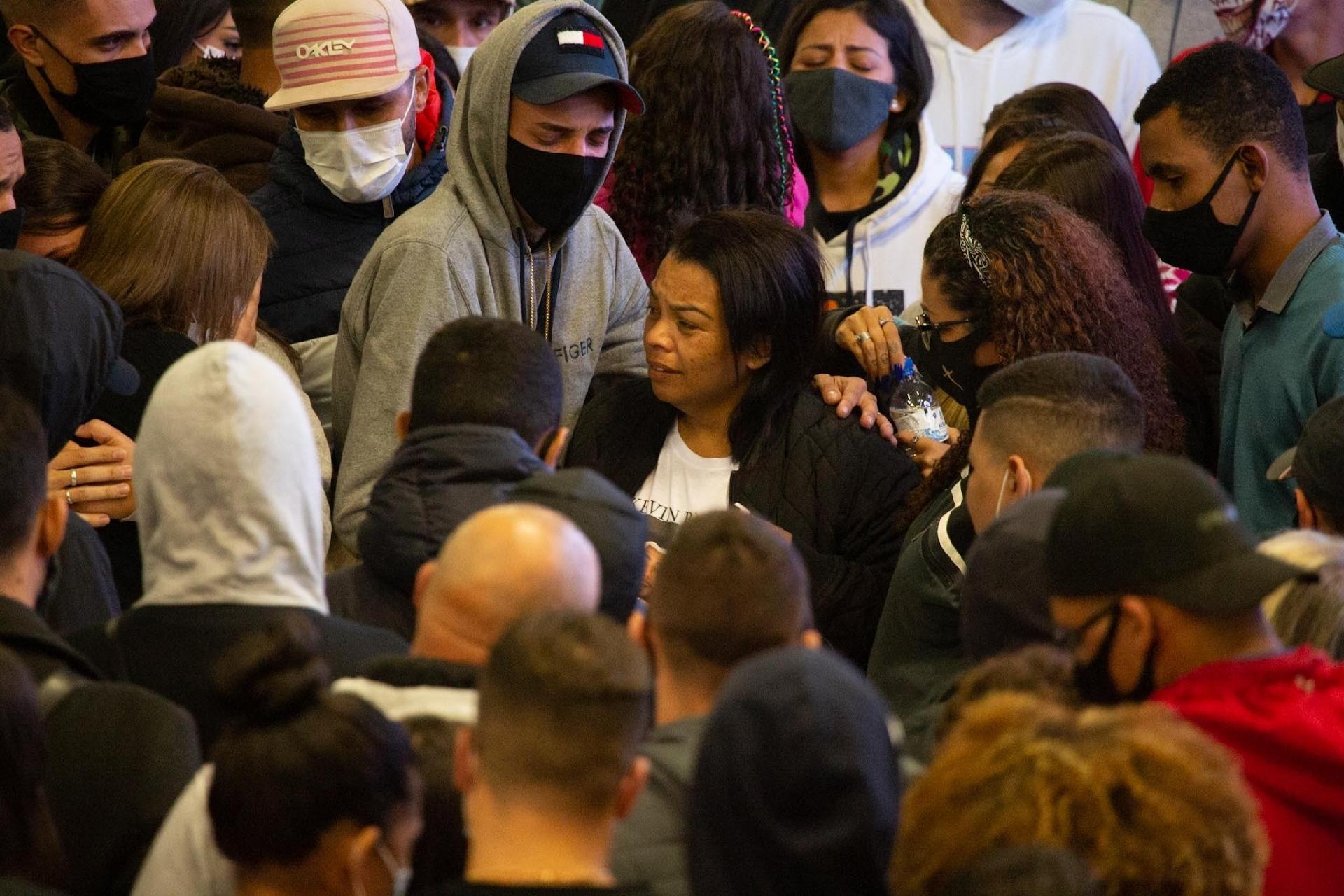 A mãe do cantor, Valquíria Nascimento, é confortada por familiares e fãs - Amauri Nehn/Brazil News