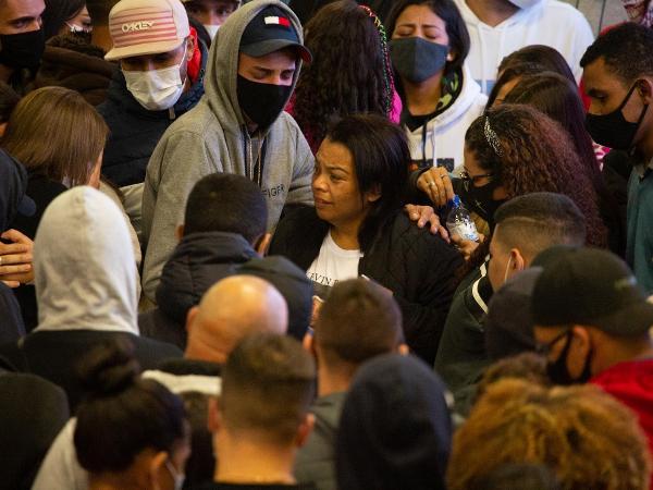 A mãe do cantor, Valquíria Nascimento, é confortada por familiares e fãs - Amauri Nehn/Brazil News