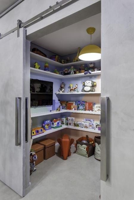 Próximo à sala de estar do apartamento, Cristiane Schiavoni criou um pequeno ambiente para abrigar os brinquedos dos pequenos. Prateleiras, caixas e cestos simplificam no processo de acondicionar novamente depois da diversão - Carlos Piratininga - Carlos Piratininga