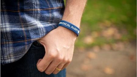 Thomas carrega consigo uma pulseira caso sofra crise epiléptica fora de casa - Thomas Leeds/BBC - Thomas Leeds/BBC