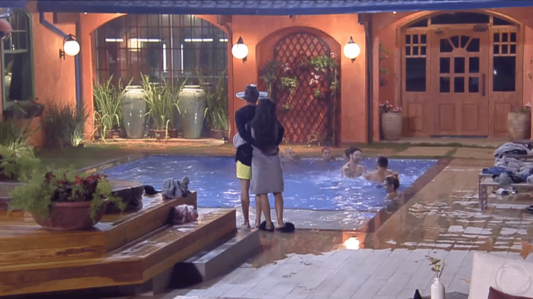 A Fazenda 2021: Gui e Marina se abraçam à beira da piscina - Reprodução/Playplus - Reprodução/Playplus