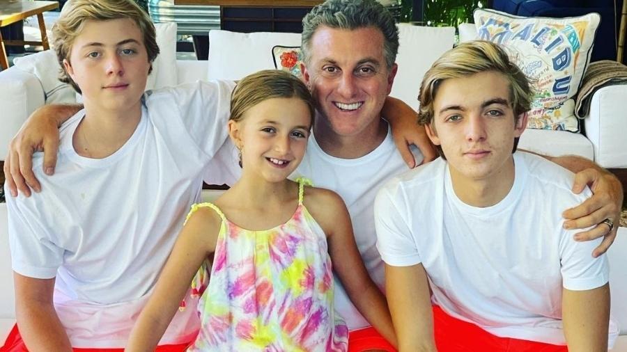 Luciano Huck ao lado dos filhos Eva, Benício e Joaquim - Reprodução/Instagram