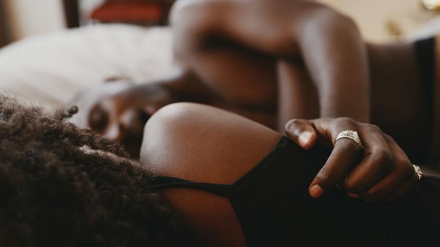 Casal deitado, sexo, transar, libido feminina - Delmaine Donson/Getty Images