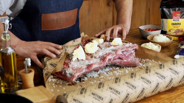 Papel ajuda a assar por inteiro carnes grandes e com muito colágeno, como a costela