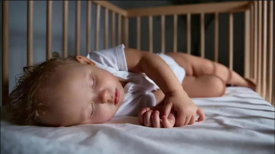 "Treinamento do sono" de bebês divide opiniões de pais e médicos - BBC Brasil