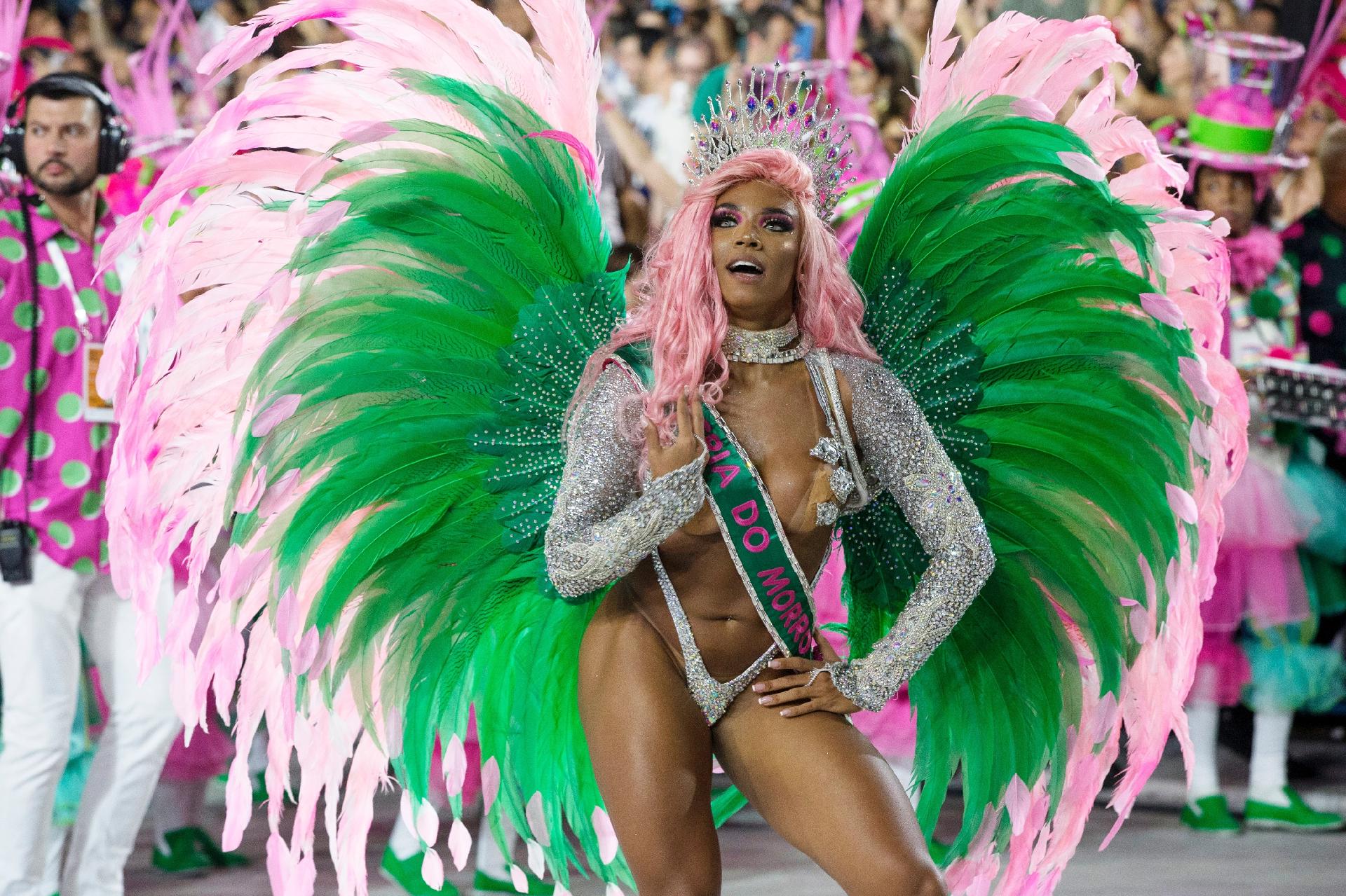22.abr.2022 - Desfile da Mangueira na primeira noite do carnaval 2022 na Sapucaí - Júlio César Guimarães/UOL