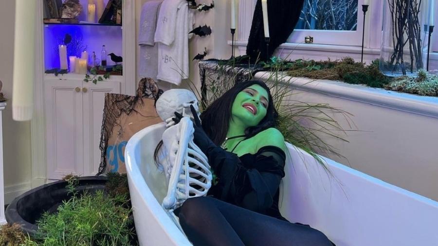Kylie Jenner aparece caracterizada de bruxa em banheiro - Reprodução/Instagram