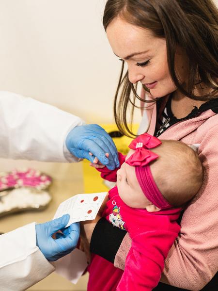 Stephanie e a filha Alice Roberta, que nasceu seis meses após a morte do pai - Pryscilla K. / UOL