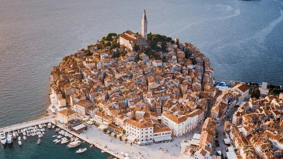 A cidade Rovinj, na Croácia, fazia parte da extinta República de Veneza, tema do primeiro guia - Reprodução Instagram @extinguishedcountries