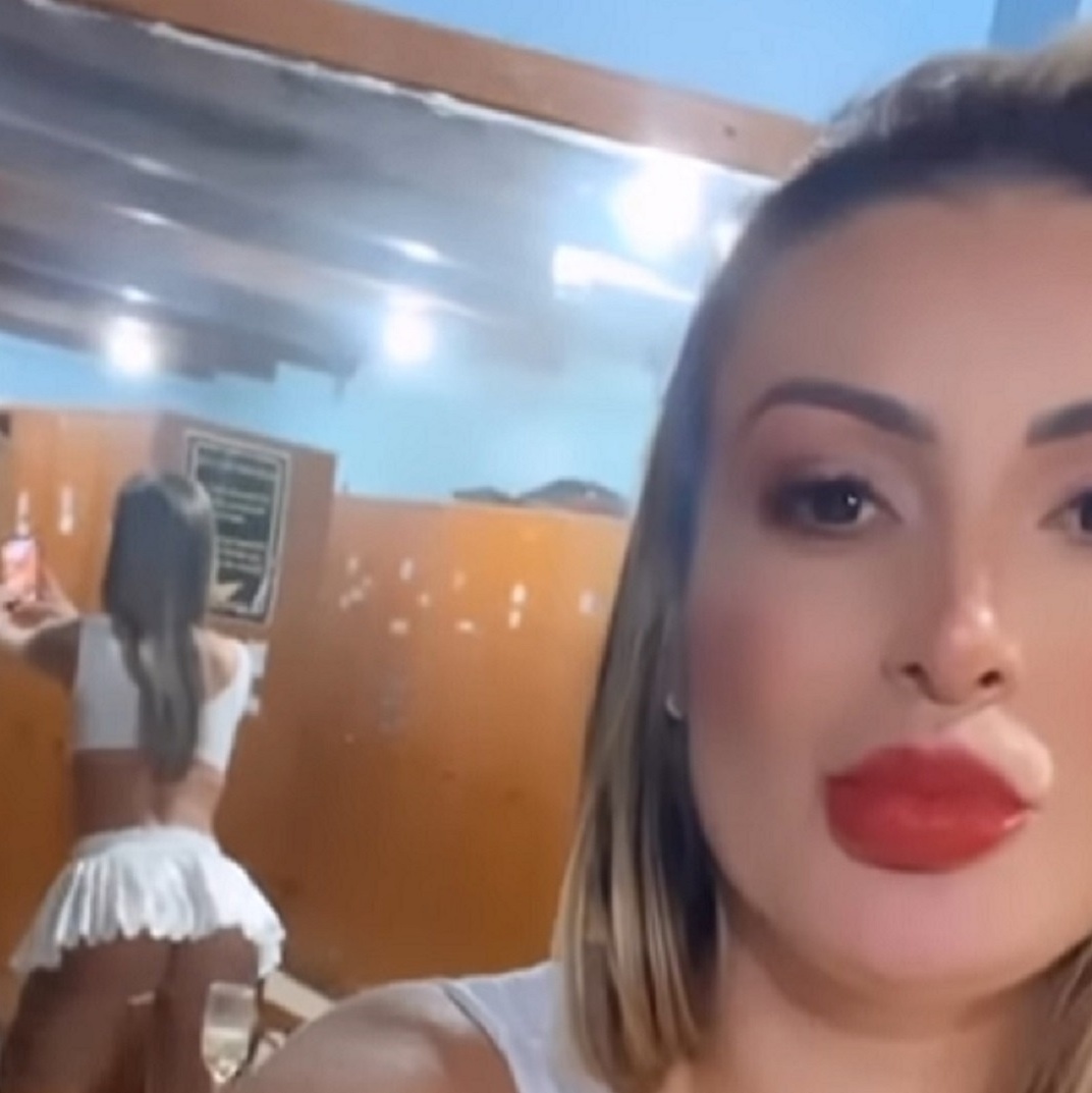 Andressa Urach deixa o bumbum à mostra ao dançar com figurino de boate