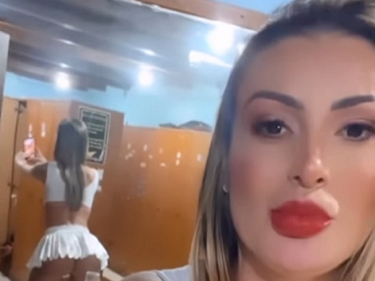 Andressa Urach deixa o bumbum à mostra ao dançar com figurino de boate