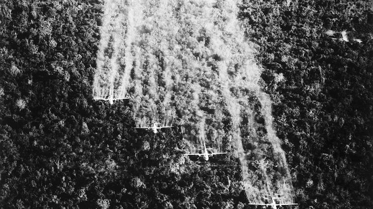 Um voo da Força Aérea dos Estados Unidos pulveriza químicos desfolhantes em floresta do Vietnã. - Bettmann Archive - Bettmann Archive