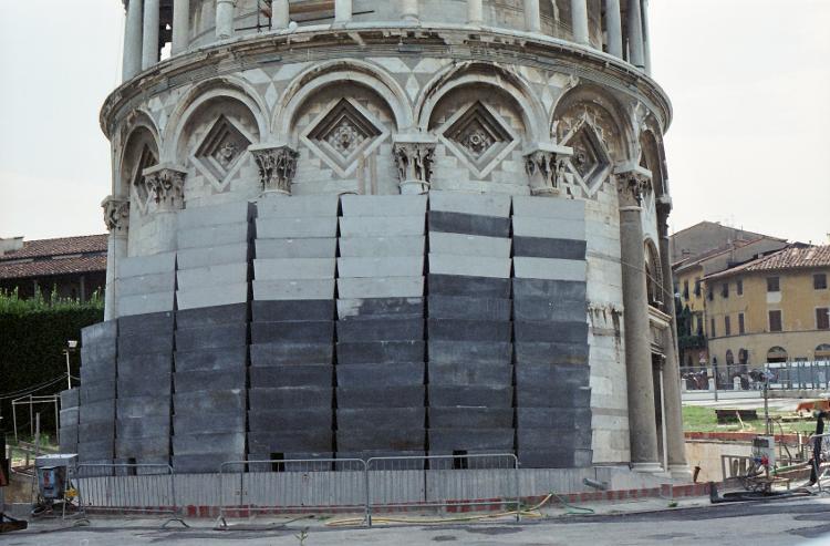 Pesos utilizados para estabilizar a Torre de Pisa durante as obras de restauração podiam ser vistas no verão de 1998