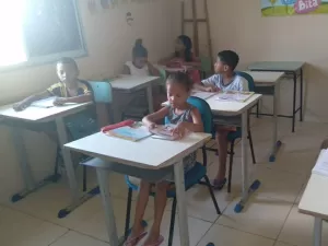 Sem vaga na escola, criança é alfabetizada por ONG na periferia de Maceió