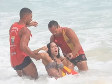 Mulher Melão quase se afoga na praia da Barra e é socorrida por salva-vidas