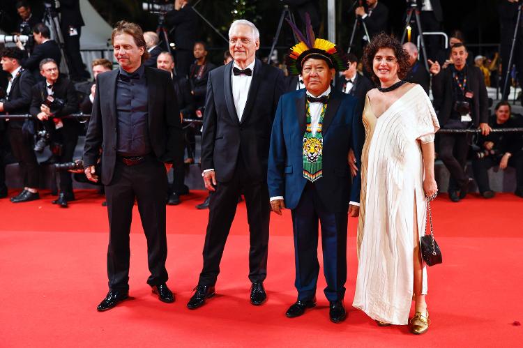 Da esquerda para a direita: Eryk Rocha, Bruce Albert, Davi Kopenawa e Gabriela Carneiro da Cunha no tapete vermelho de "A Queda do Céu" em Cannes