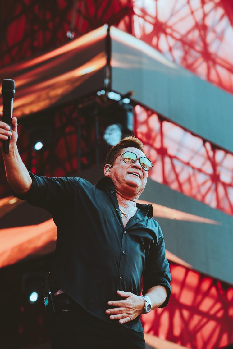 Leonardo durante show na tarde de sábado, no Farraial, em São Paulo