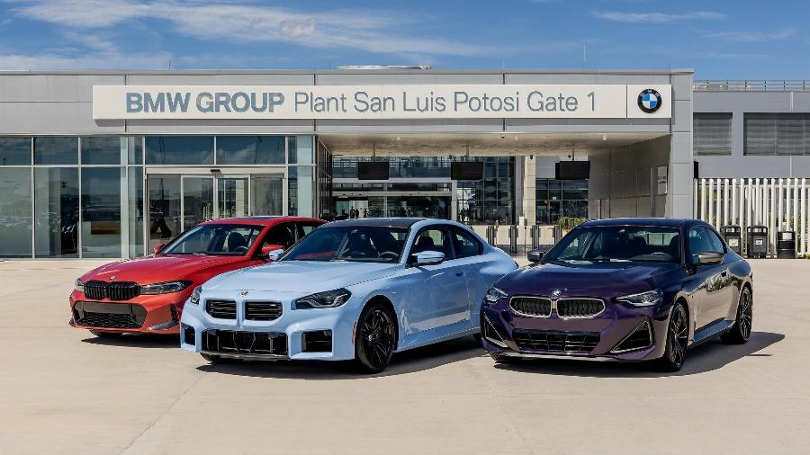 BMWs na frente de fábrica no México