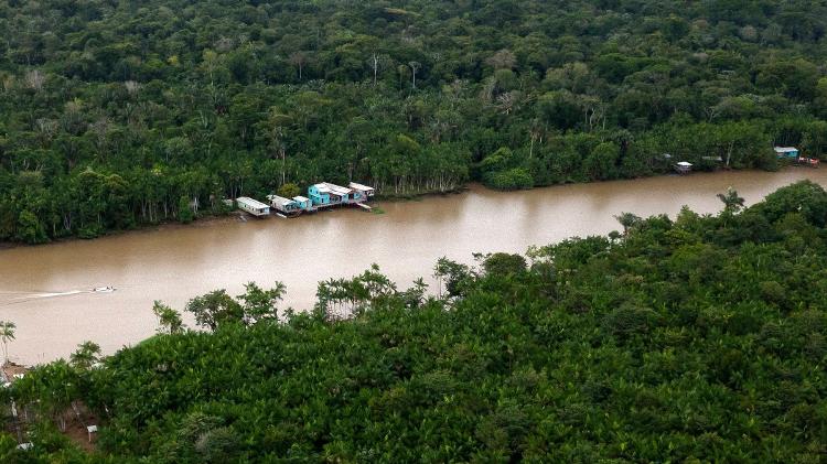 Imagem aérea mostra um grupo de casas sobre palafitas no rio Anajás, lar de famílias extensas dedicadas à extração de borracha, artesanato e colheita de açaí, no município de Anajás, localizado na Área de Proteção Ambiental do Arquipélago do Marajó, no Pará