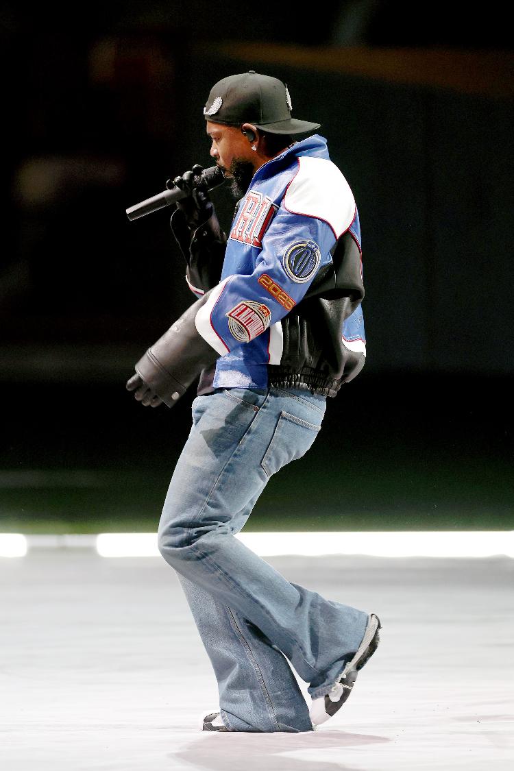 Kendrick Lamar com calça flare da Celine, no SuperBowl 2025 Kendrick Lamar com calça flare da Celine, no SuperBowl 2025