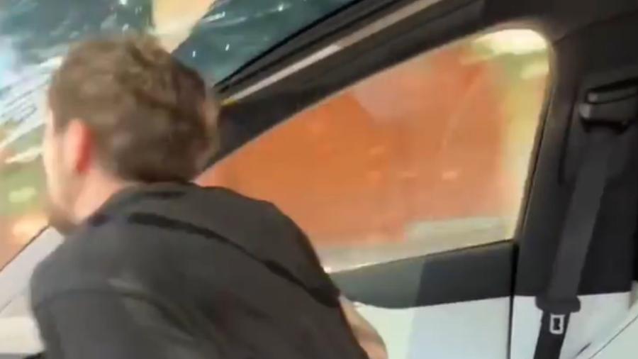 Passageiro tenta reproduzir vídeo viral e bate cabeça em para-brisa