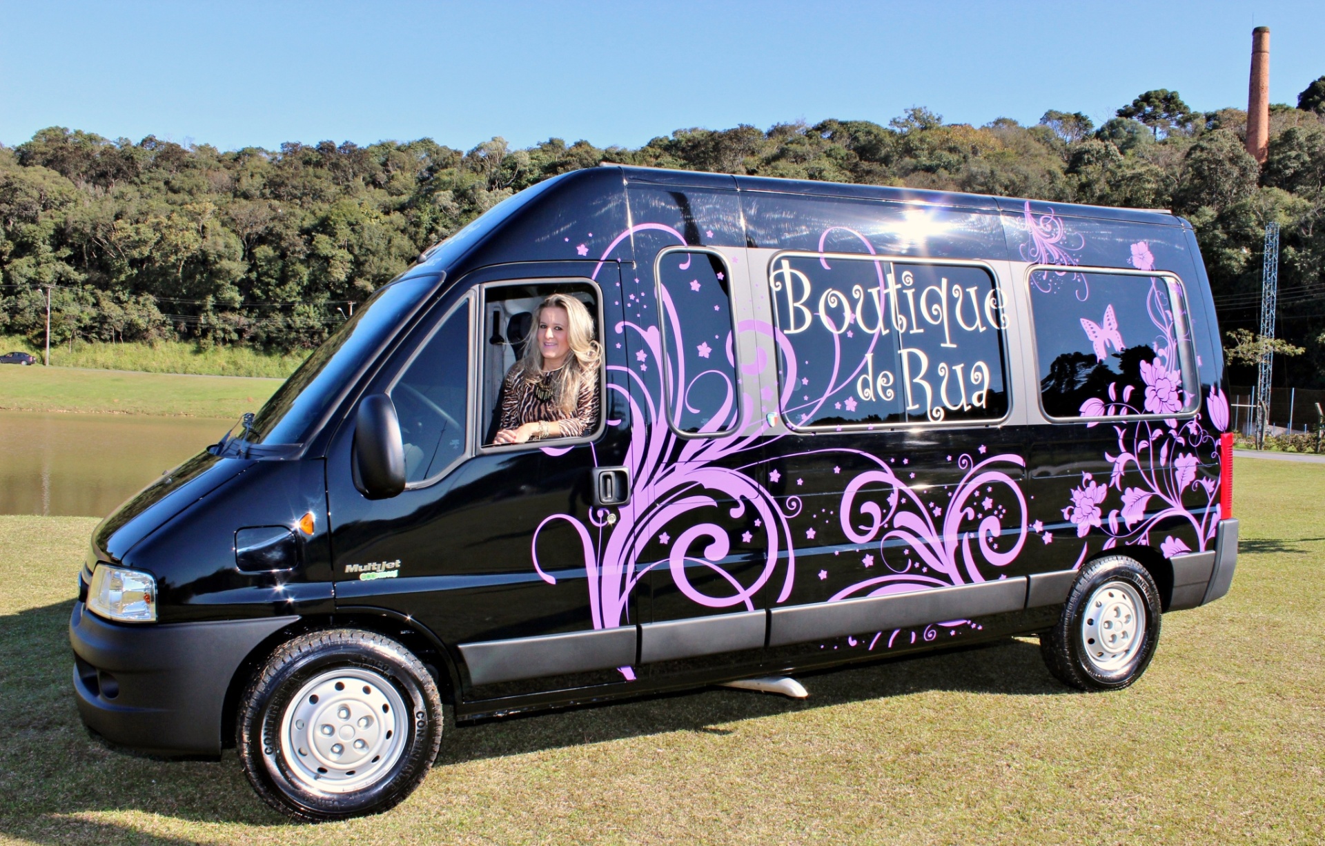 A ex-sacoleira Fabiane Ploposki, prosperou tanto com as suas vendas que teve a ideia de fazer o Boutique de Rua - Divulgação