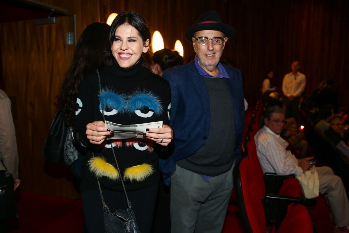 11.ago.2015- Bárbara Paz confere lançamento do filme com o Hector Babenco, o que pode significar que a atriz e o cineasta reataram o casamento. No fim do ano passado, Bárbara disse à revista "Contigo" que estava ensaiando um recomeço com o ex - Manuela Scarpa/Photo Rio News