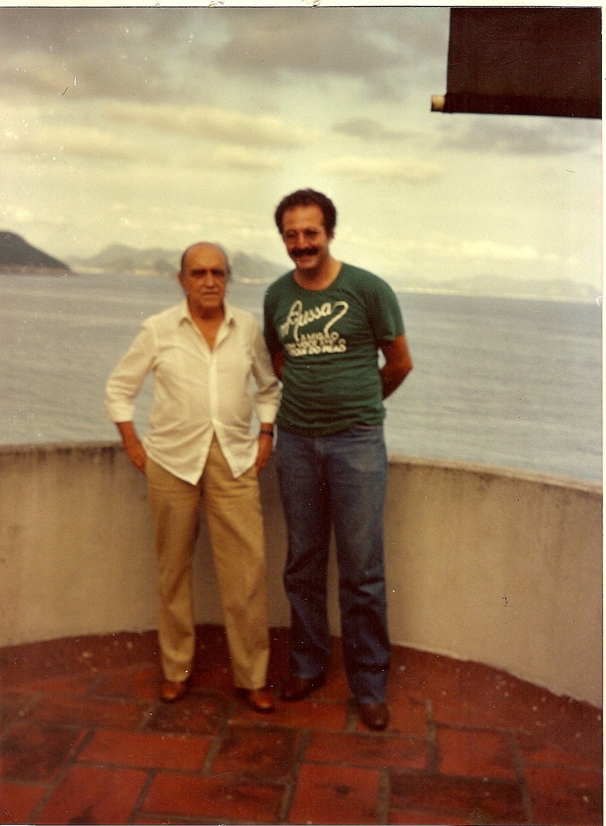 Mussa Calil Neto posa ao lado de Oscar Niemeyer, no Rio de Janeiro, em dezembro de 1984; membro d'Os Independentes foi à Cidade Maravilhosa para contratar arquiteto para construir o novo Parque do Peão - Divulgação
