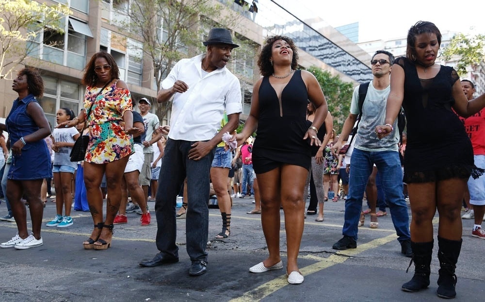 29.ago.2015 - Na tarde deste sábado o Tribunal de Justiça do Rio promove um baile charme em frente a sede no centro da cidade. - Marcos Pinto/UOL