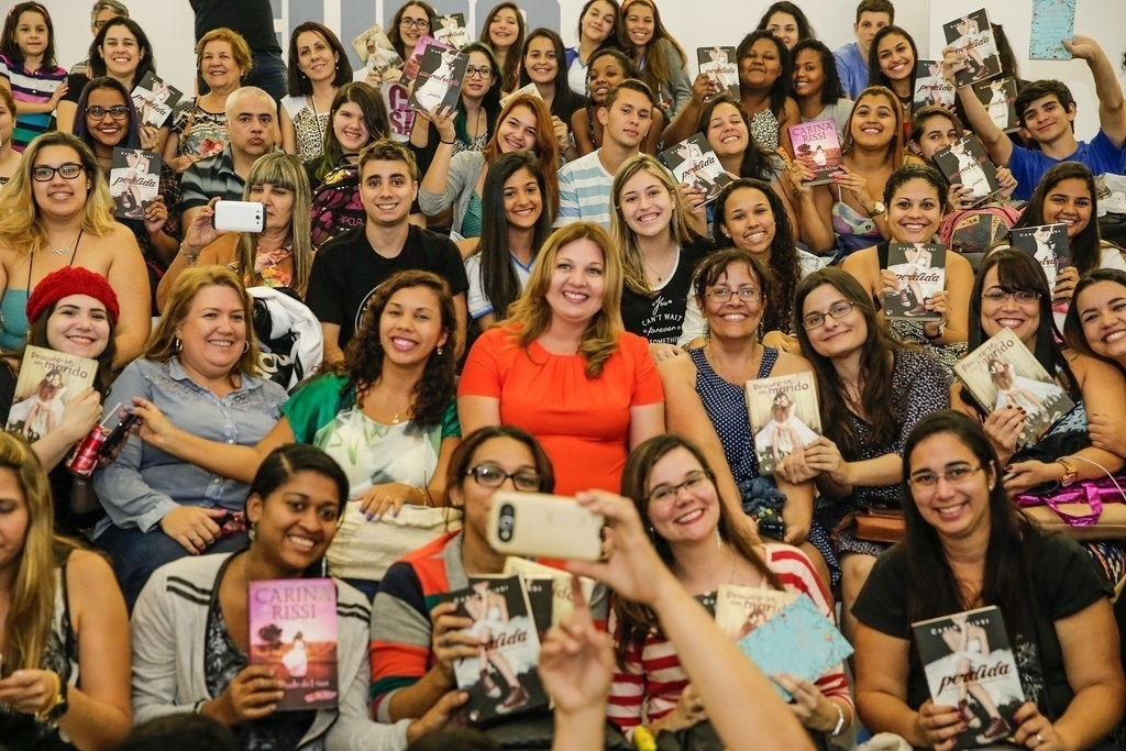3.set.2015 - Carina Rissi, escritora da série "Perdida", posa no meio do público durante palestra - Divulgação/Bienal