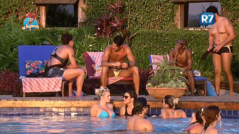 24.set.2015 - Marcelo Bimbi conversa com Rebeca e Amaral sobre possíveis punições após ter entrado na piscina com o microfone - Reprodução/Record