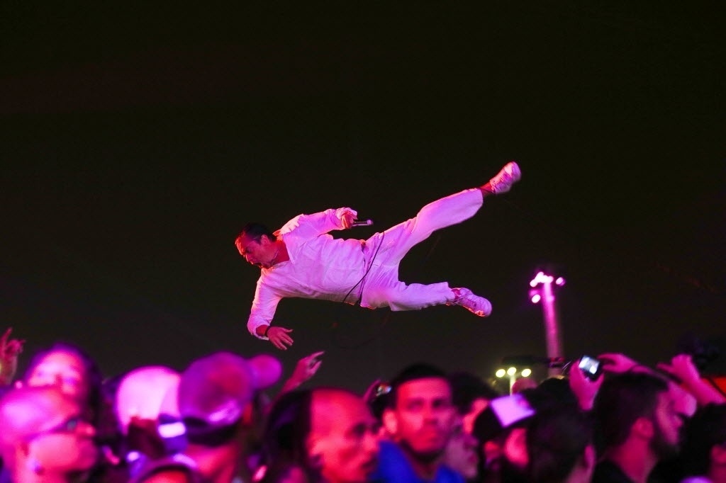 25.set.2015 - Mike Patton, vocalista do Faith No More, fez um "stage dive" no final da música "Caffeine", e foi escoltado de volta ao palco pelos seguranças, durante o quinto dia do Rock in Rio 2015. - Zanone Fraissat/Folhapress