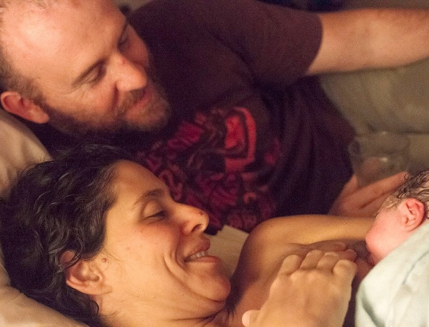 Clarissa (na foto com o marido) aprendeu hipnose e usou as técnicas no parto da filha - Arquivo Pessoal