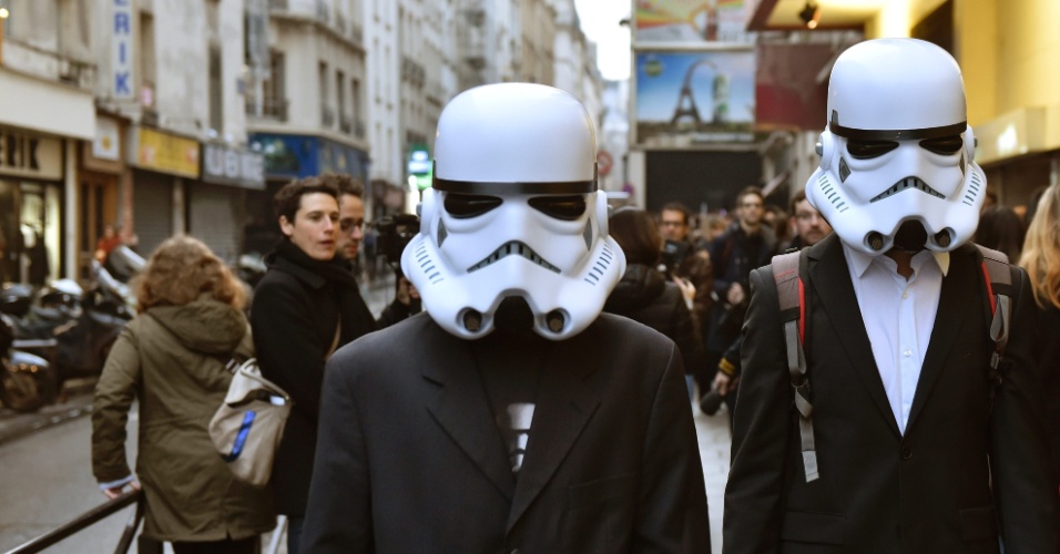 16.dez.2015 - Elegantes, fãs de "Star Wars" vestem paletós e capacete de stormtrooper para pré-estreia do novo filme da saga
