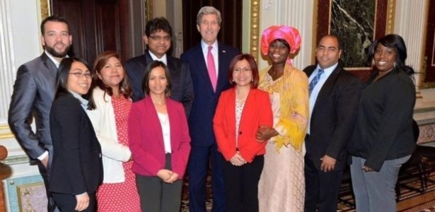 Na Casa Branca, junto ao Conselho Consultivo sobre Tráfico Humano, e o secretário John Kerry - Reprodução/BBC - Reprodução/BBC