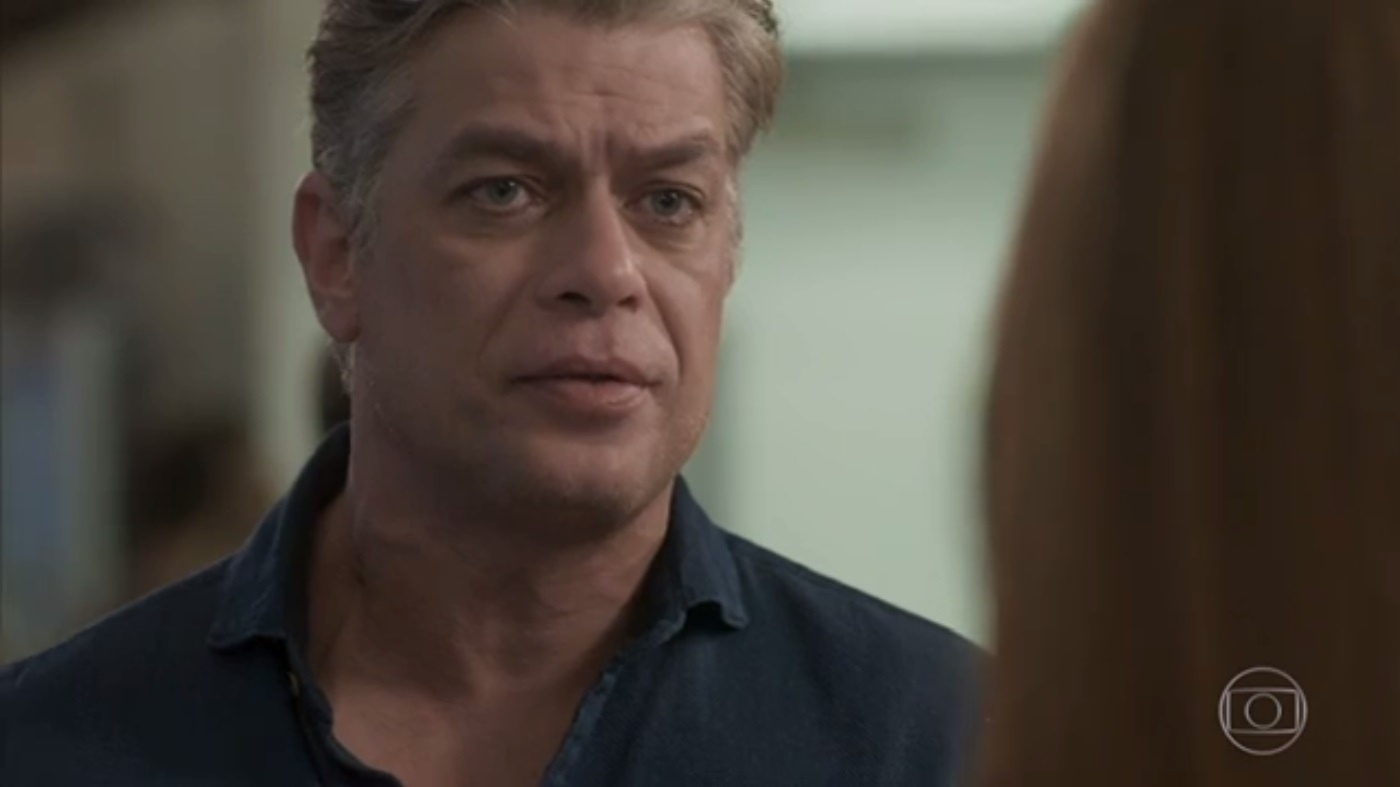 Arthur chega ao aeroporto e avisa para Eliza que não vai viajar para Paris no último capítulo de "Totalmente Demais" - Reprodução/TV Globo