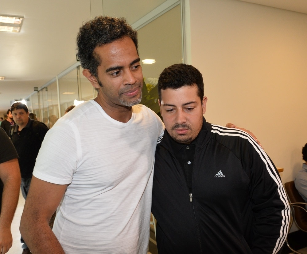 14.out.2016 - Jair Oliveira, chega ao Cemitério Gethsêmani, em São Paulo, para o velório do ator e humorista Orival Pessini e consola o filho dele, Pedro. Jair trabalhou com Orival no "Balão Mágico" - Francisco Cepeda/AgNews
